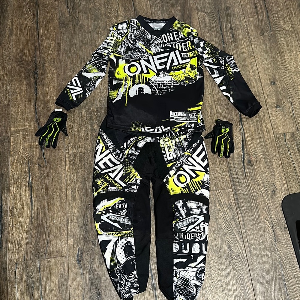 NEVER WORN!! ONeal Element series racing suit with gloves Boys youth M 8-10
